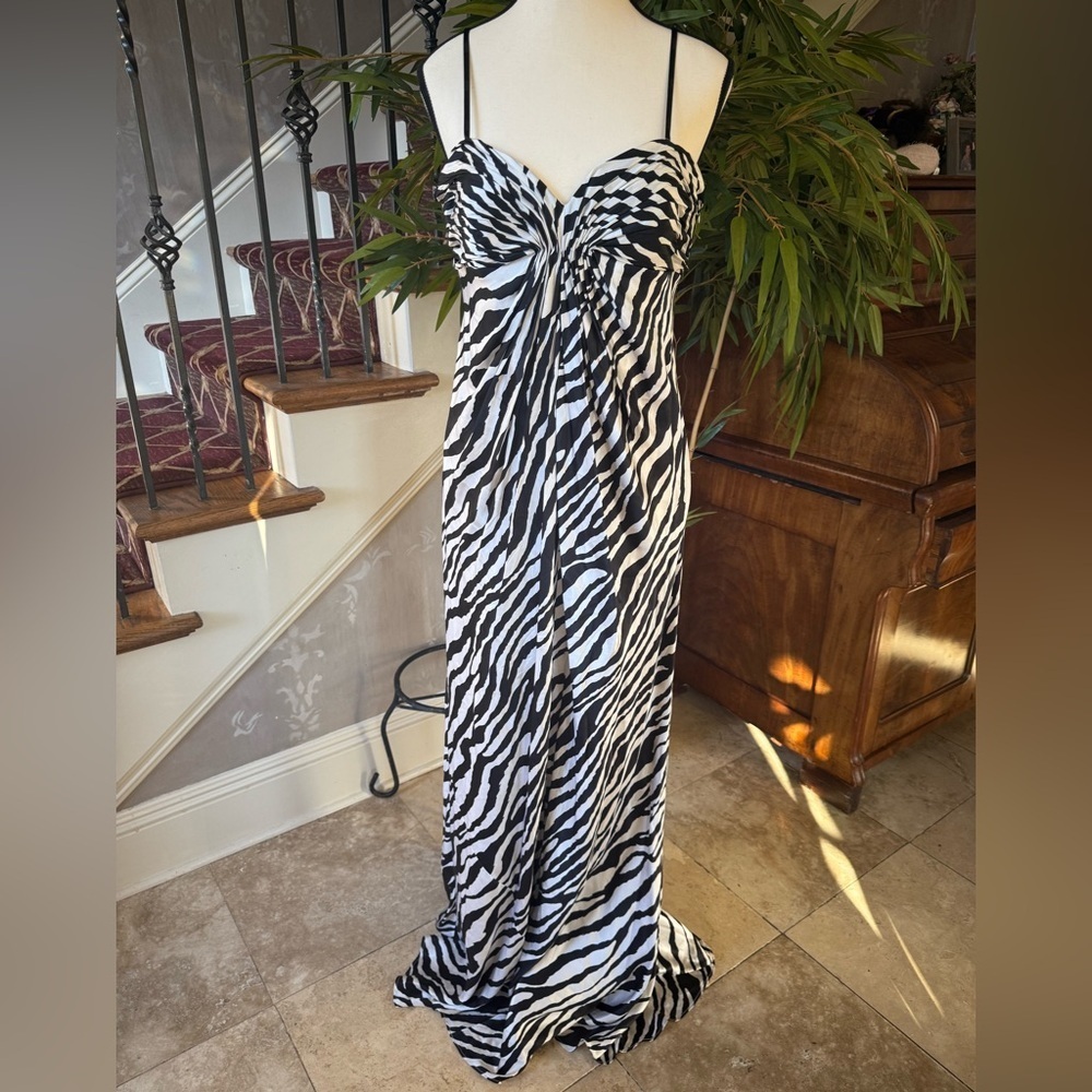 LAUNDRY by SHELLI SEGAL CHARMEUS gown, size 8 excellent condition fully lined - Picture 6 of 14